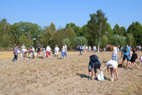 Zwiedzający z ochotą pomagali w zbieraniu ziemniaków. fot Dariusz Krzeszak